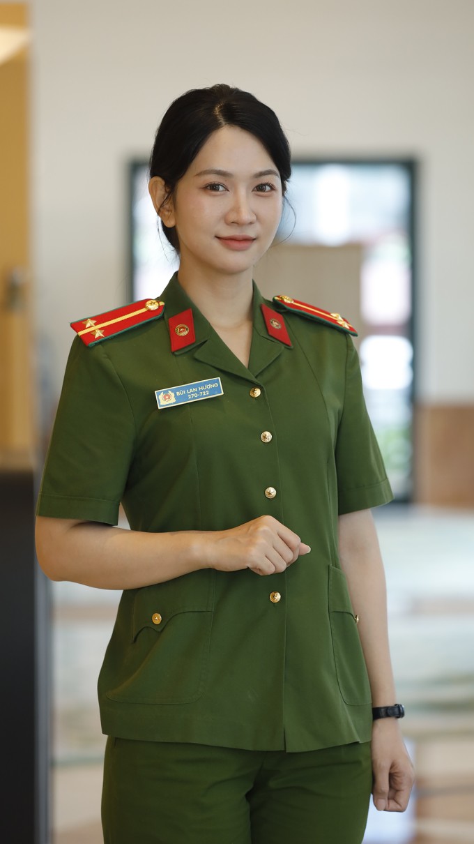 Tạo hình của Lê Bống trong vai nữ chiến sĩ công an.
