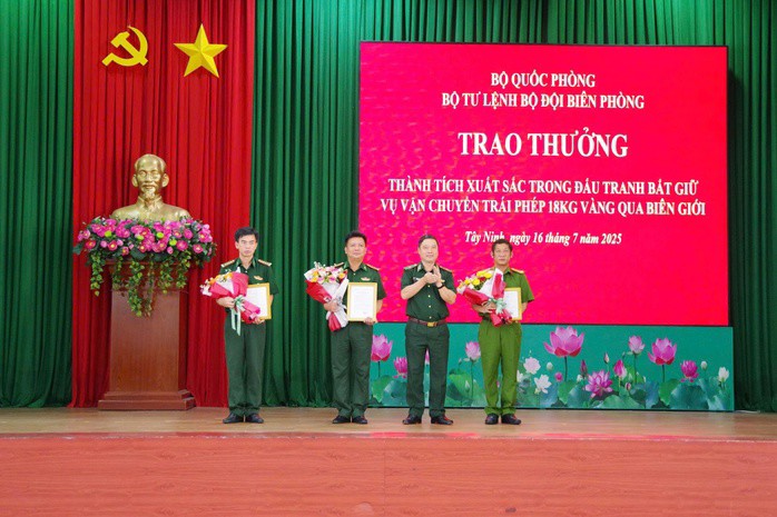 Hai người bỏ chạy, để lại 18 kg vàng tại Tây Ninh - 1