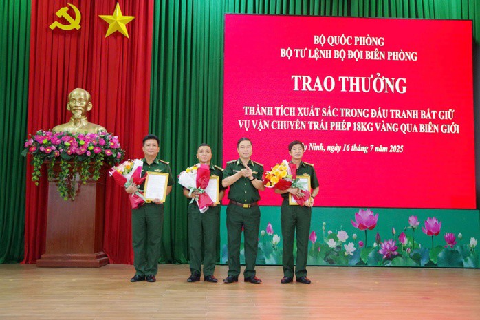 Hai người bỏ chạy, để lại 18 kg vàng tại Tây Ninh - 2