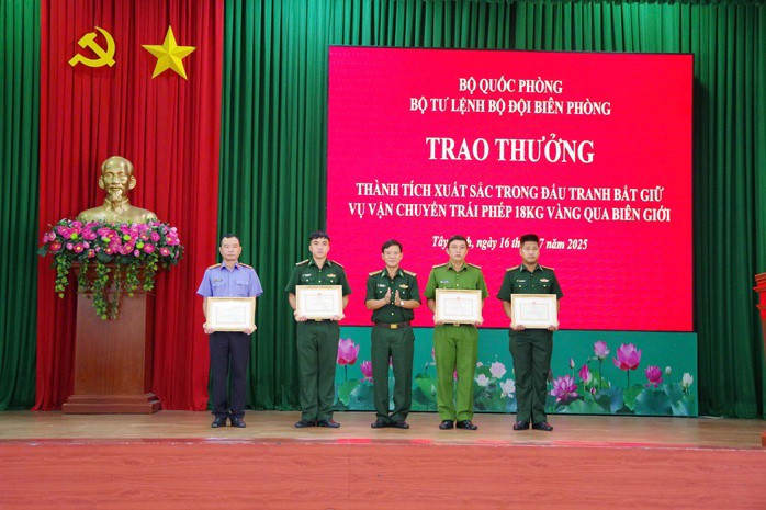 Hai người bỏ chạy, để lại 18 kg vàng tại Tây Ninh - 3