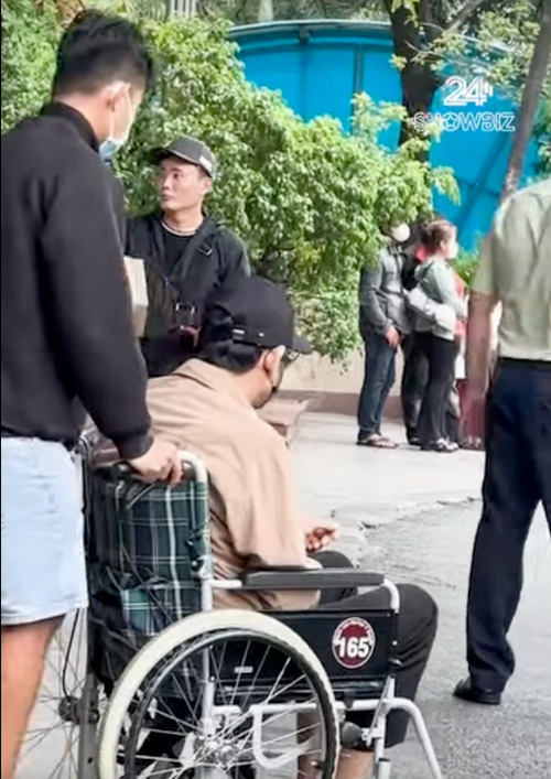 Hình ảnh diễn viên Huỳnh Anh Tuấn xuất viện sau cơn đột quỵ. Ảnh: 24h Showbiz.