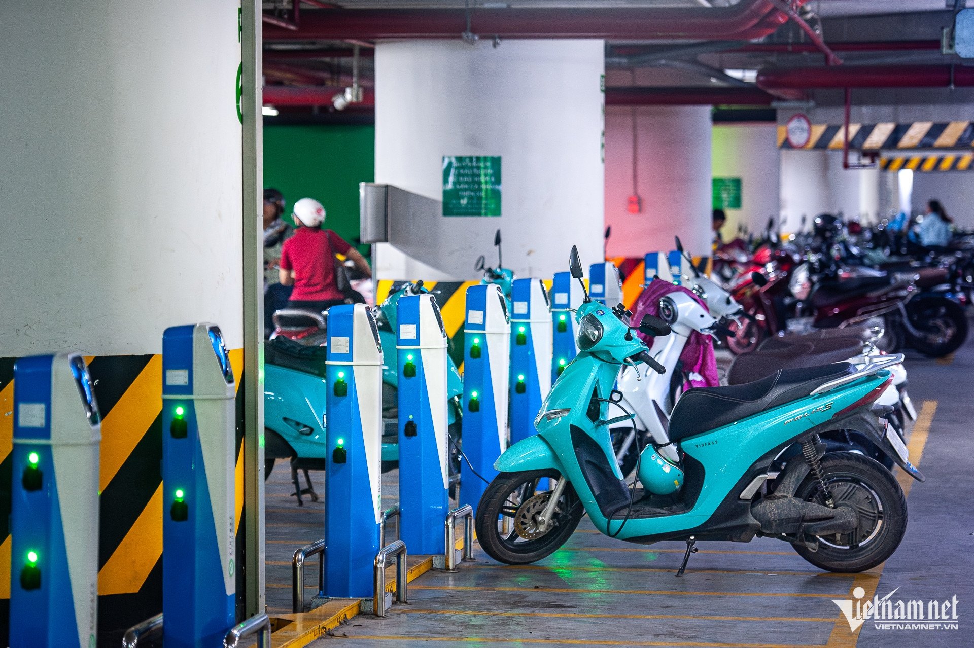 Người dân Hà Nội đang sạc xe điện tại chung cư, nhà riêng ra sao? - 3