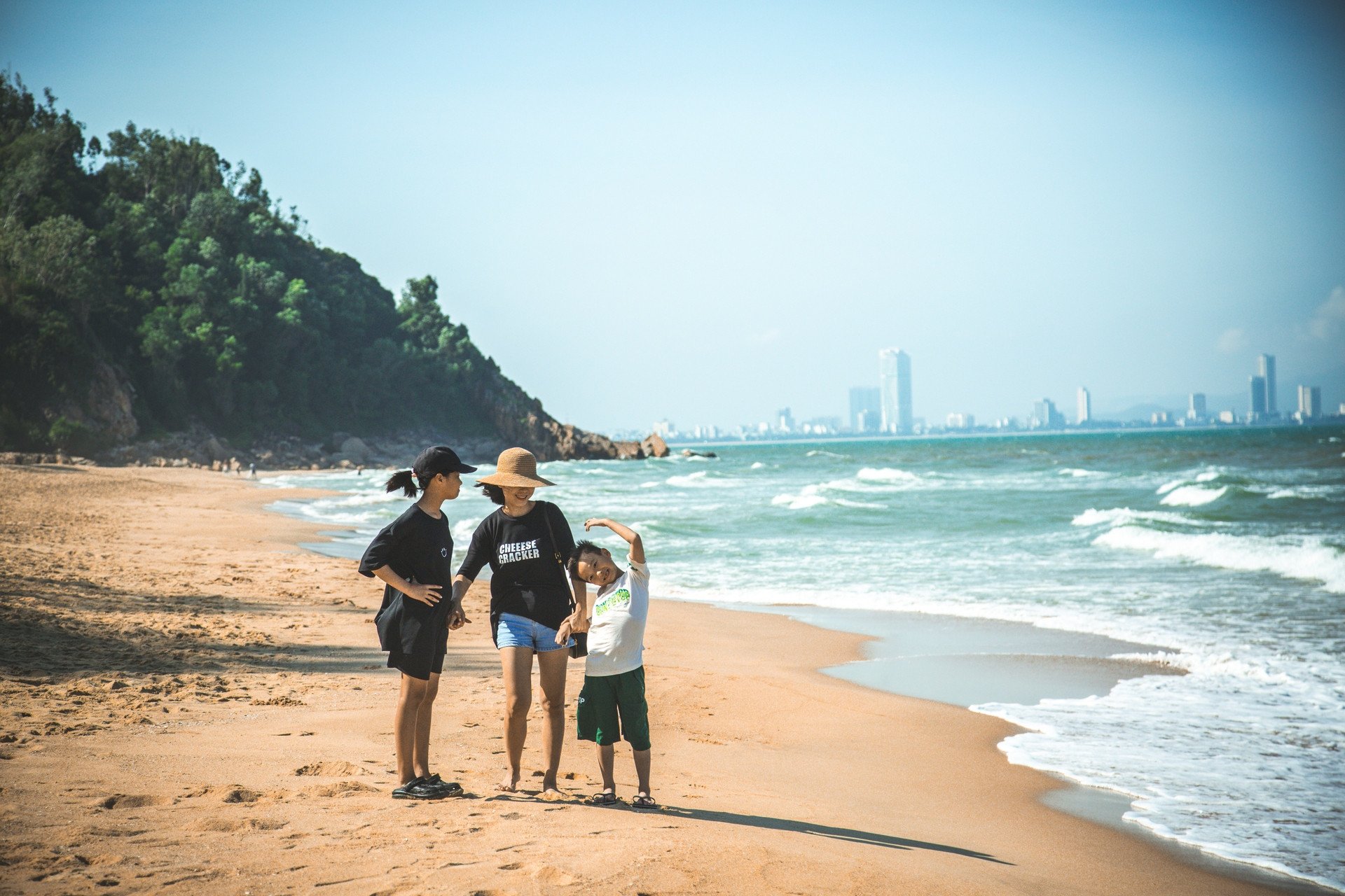 Bé Kem và Kay thỏa sức bơi lội, lặn biển, chèo thuyền...