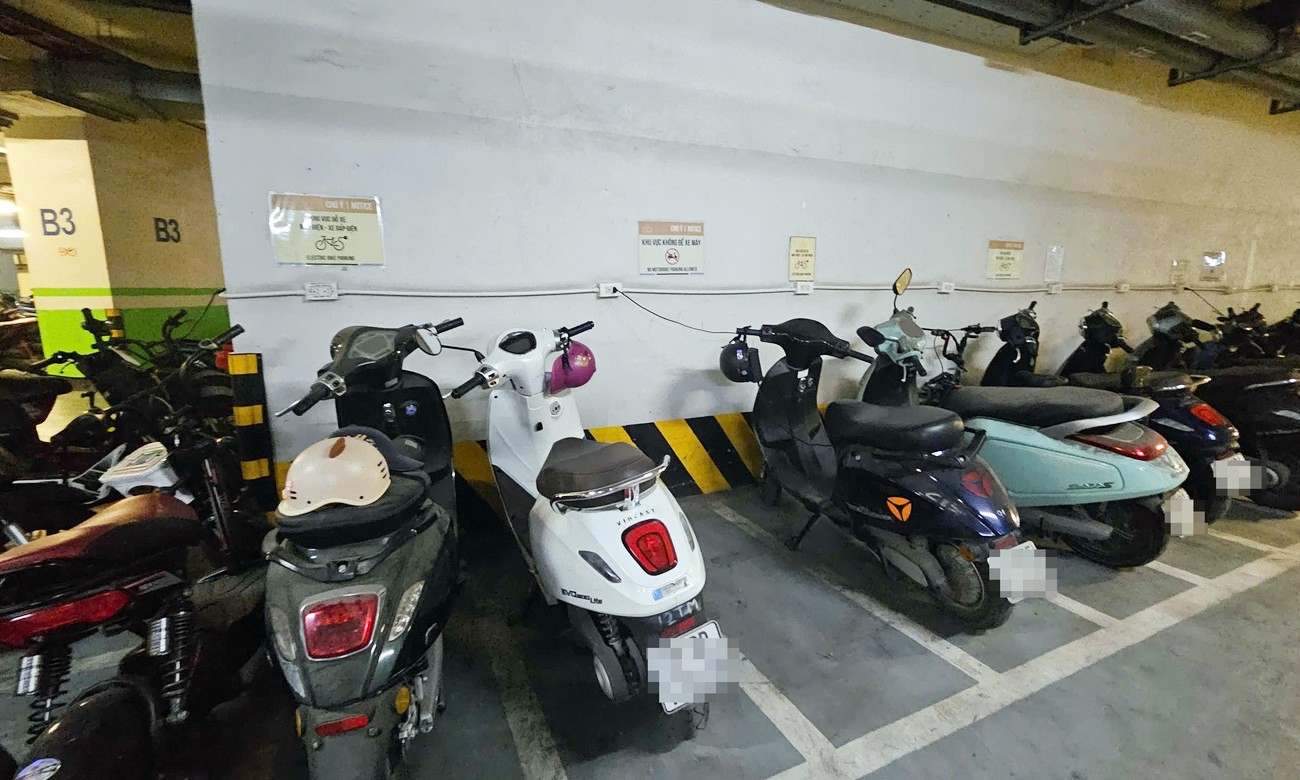 Một số chung cư trên đường Hoàng Cầu mới chỉ có vài góc nhỏ dành đặt trạm sạc xe đạp điện, xe máy điện.