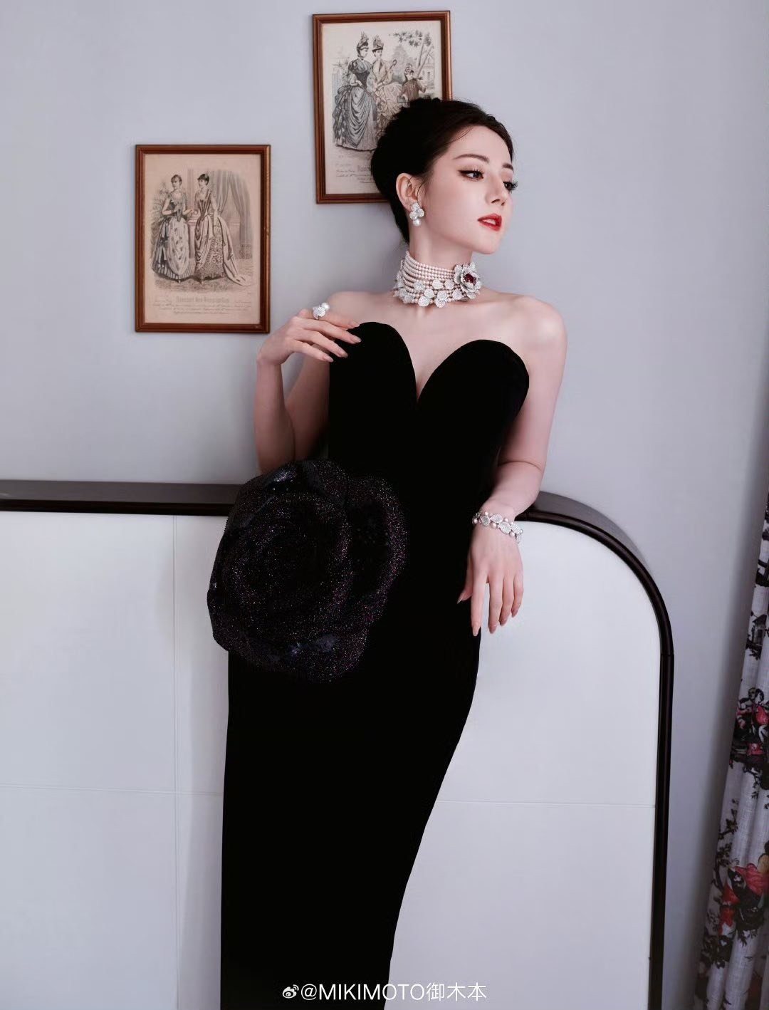 Địch Lệ Nhiệt Ba bao năm vẫn gây tranh cãi vì "muốn mặc đẹp nhưng lại ngại"? - 2