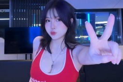 " Hot girl phòng net " " lên đồ " , flex vóc dáng nóng bỏng