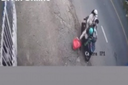 [CLIP] Đôi nam nữ bỏ bé sơ sinh bên đường rồi bỏ chạy