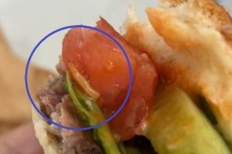 Dòi lúc nhúc trong bánh hamburger ăn dở, người dân phát hoảng