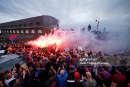Crystal Palace bị loại khỏi Europa League: CĐV gọi UEFA là mafia, biểu tình đốt pháo sáng