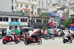 Hà Nội cấm xe máy xăng từ vành đai 1: Dân chung cư sạc xe điện ở đâu?