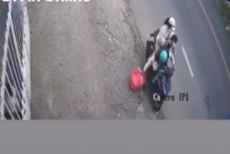 [CLIP] Đôi nam nữ bỏ bé sơ sinh bên đường rồi bỏ chạy