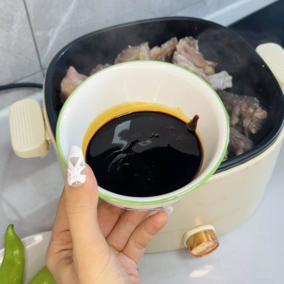 Nêm thêm&nbsp;4 thìa tương đậm, 2 thìa tương nhạt, 1 dầu hào, chút đường và hạt nêm rồi đảo đều cho ngấm gia vị, gia giảm tùy theo khẩu vị gia đình.