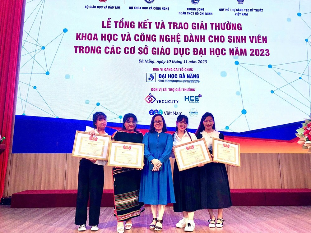 Nhóm sinh viên K8 Giới và Phát triển, đạt giải Nhì sinh viên NCKH cấp Bộ