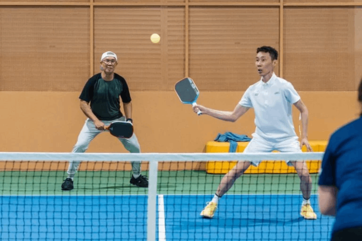 Lee (áo trắng) rủ cả người đứng đầu cầu lông Malaysia đi đánh cặp pickleball