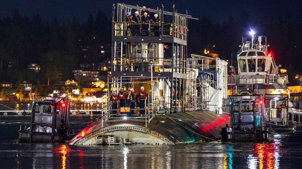 Tàu USS Connecticut tại xưởng Puget Sound năm ngoái cho thấy tàu vẫn nằm im tại chỗ, mất hoàn toàn phần mũi sonar. Ảnh: US Navy