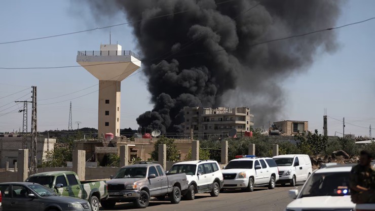Khói bốc lên gần thành phố Suwayda, miền nam Syria vào ngày 15/7/2025. Ảnh: CNN/Getty Images.