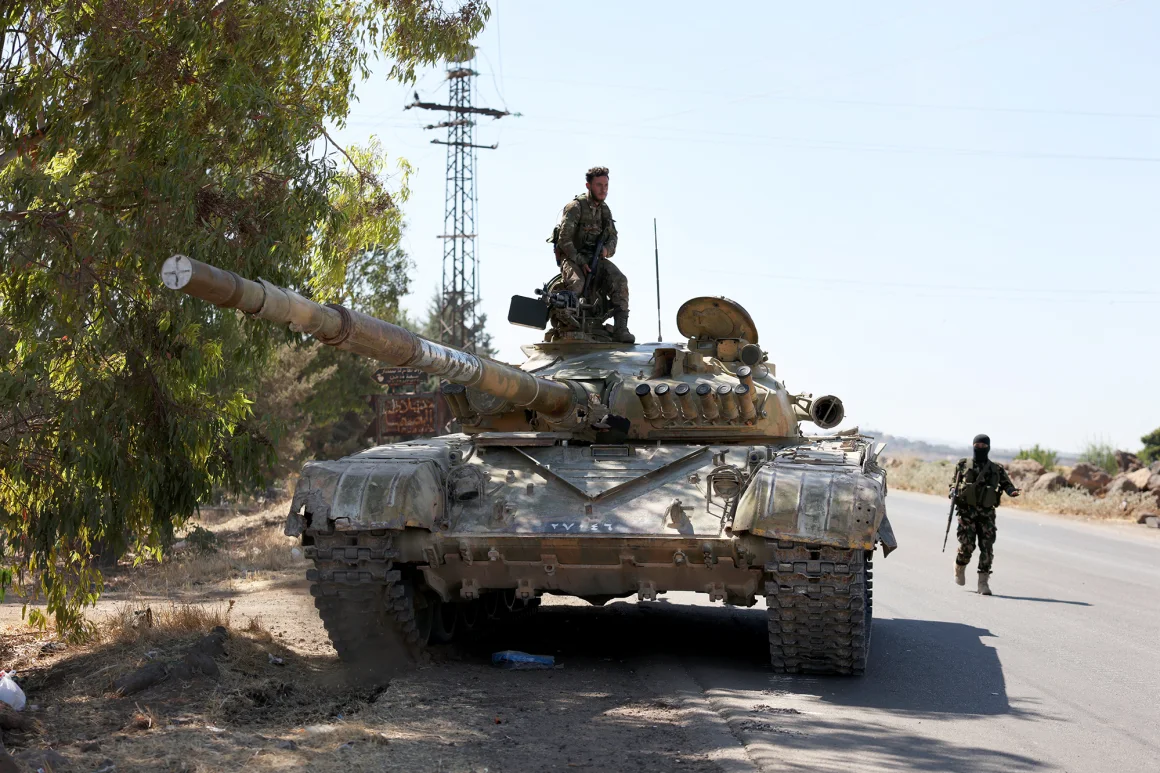 Quân đội chính phủ Syria can thiệp sau các vụ đụng độ bùng phát giữa dân quân Druze và các bộ tộc Bedouin ở Suwayda. Ảnh: CNN/Getty Images