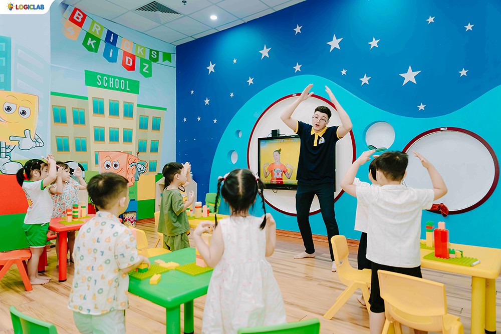 Tại Câu lạc bộ hè Bricks 4 Kidz® của Logic Lab, các em được trực tiếp trải nghiệm lắp ráp LEGO® và lập trình dưới sự hướng dẫn của đội ngũ giáo viên quốc tế.