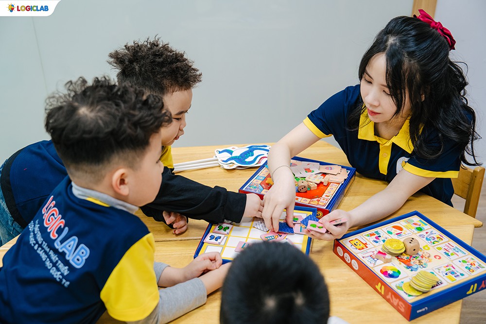 Những thử thách câu đố cũng thường xuyên được tổ chức trong các lớp học tại Logic Lab, kích thích sự hăng hái khám phá và tinh thần giải quyết vấn đề của các bạn nhỏ trong mỗi giờ học tại Logic Lab.