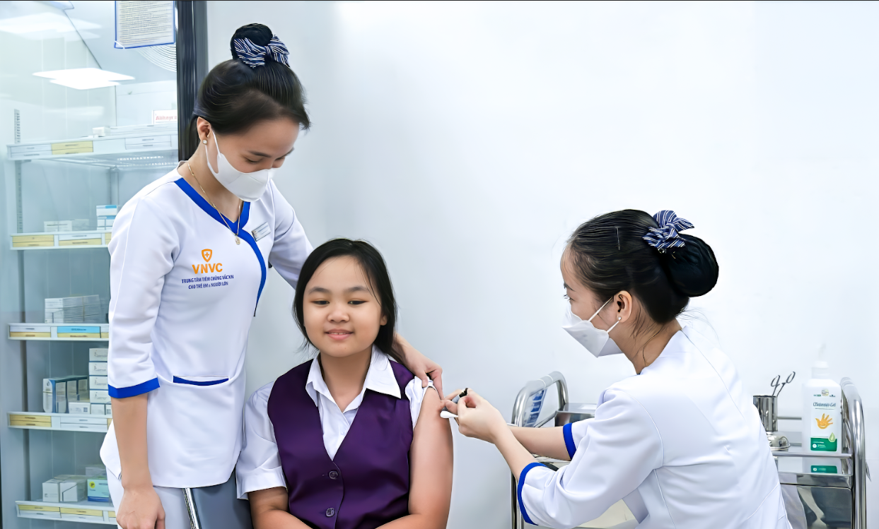 Thanh thiếu niên tiêm vắc-xin phòng bệnh tại VNVC. Ảnh: Mỹ Ngọc