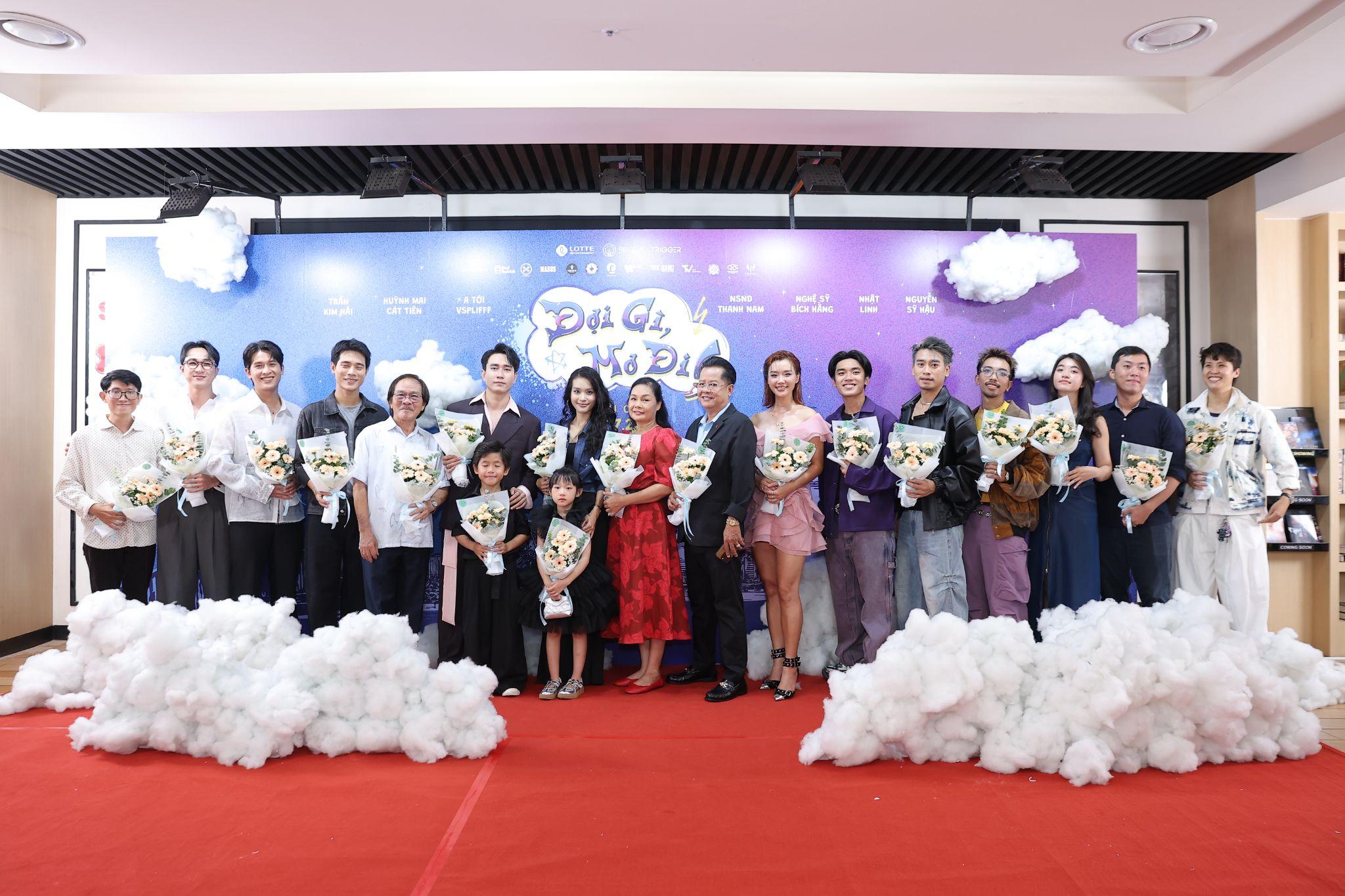 Các diễn viên của phim trong ngày công chiếu “Đợi Gì, Mơ Đi!”