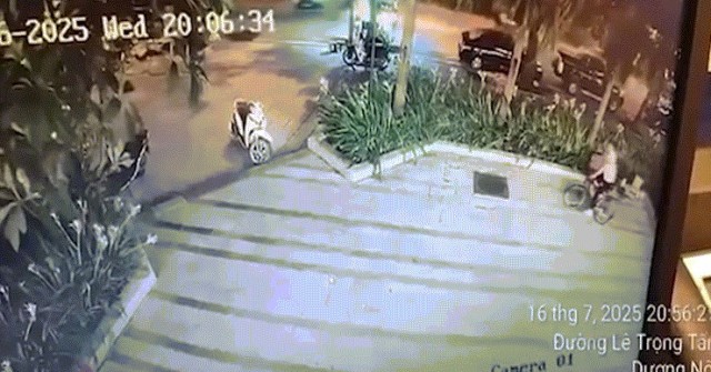 Ô tô đâm hàng loạt xe ở Hà Nội, ít nhất 1 người...