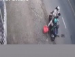 [CLIP] Đôi nam nữ bỏ bé sơ sinh bên đường rồi bỏ chạy