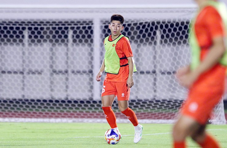 Trung vệ Nguyễn Nhật Minh tập luyện cùng U23 Việt Nam tại Indonesia.