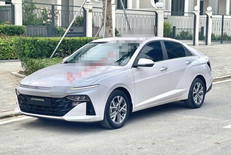 Giá bán lại của Hyundai Accent bản cao cấp nhất với cửa sổ trời