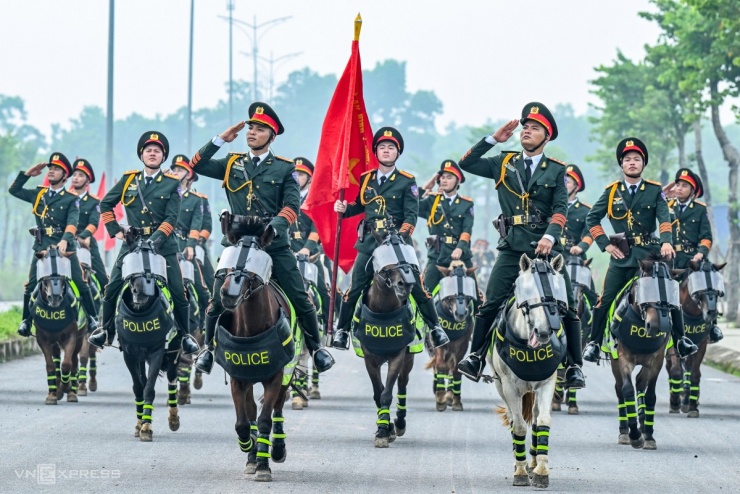 Cảnh sát cơ động kỵ binh tập luyện ở thao trường - 7