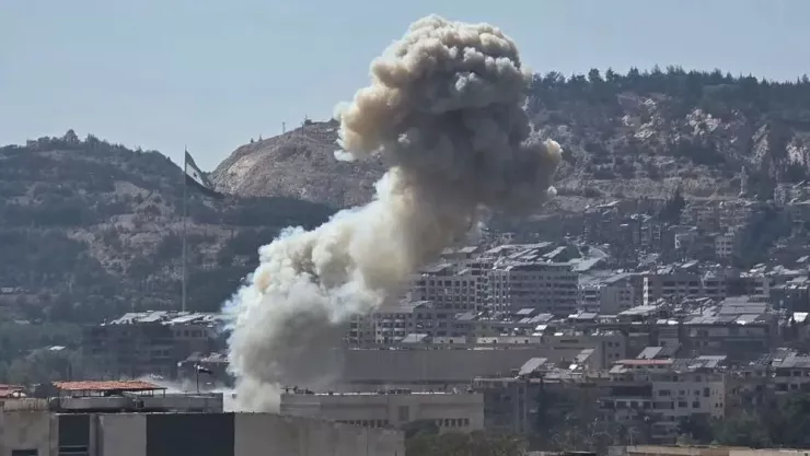 Khói bốc lên sau cuộc không kích của Israel nhằm vào trụ sở Bộ Quốc phòng Syria tại thủ đô Damascus (Syria) ngày 16-7. Ảnh: SANA