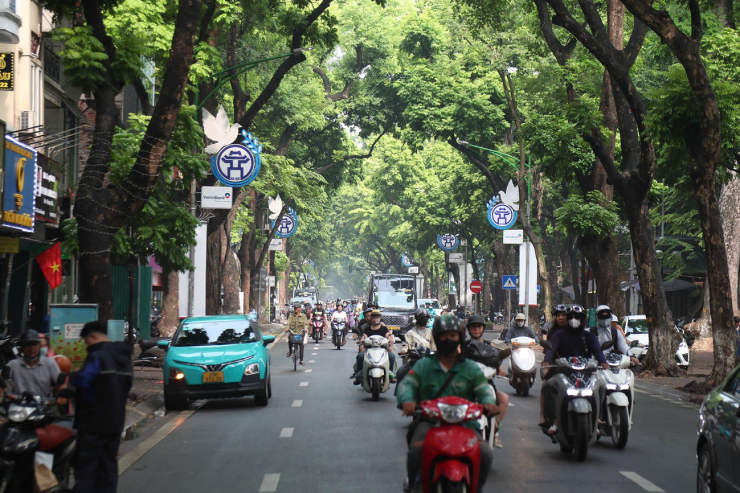 Từ ngày 1/7/2026, Hà Nội là thành phố đầu tiên của Việt Nam cấm xe máy chạy xăng, trong khu vực vành đai 1. Ảnh: Lộc Liên.