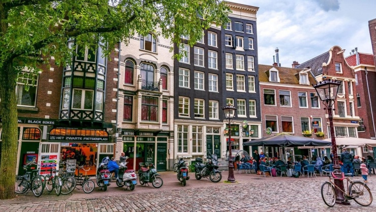 Thủ đô Amsterdam, Hà Lan chỉ cho phép phương tiện giao thông xanh mới được hoạt động tại một số khu vực trong thành phố. Ảnh: Kayak.