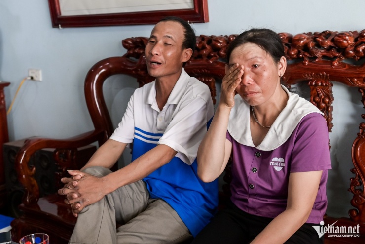 Chị Bùi Thị Lừu-mẹ Đam xúc động khi biết con trai mình là thủ khoa toàn quốc kỳ thi tốt nghiệp THPT năm 2025.