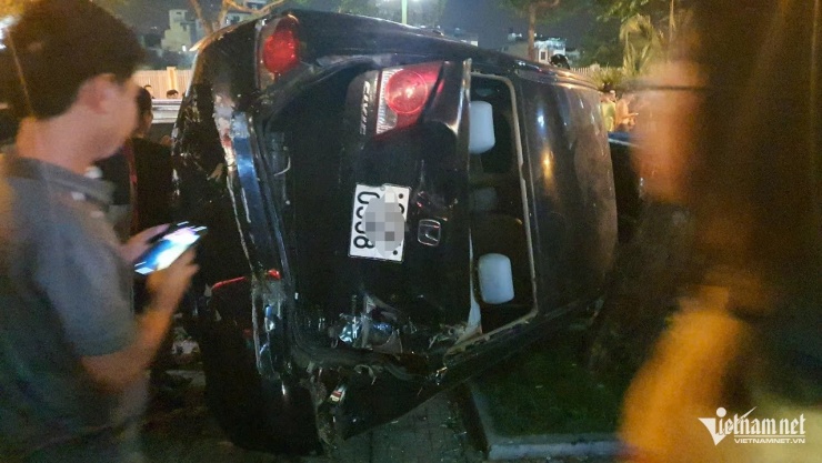 Một xe ô tô bị tông bẹp dúm.