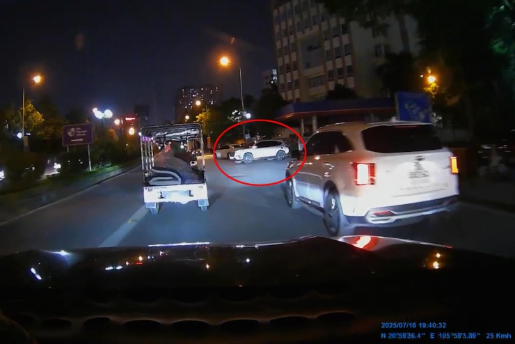 Ô tô màu trắng lao nhanh từ trong ngõ 25 Tố Hữu ra ngang đường. Ảnh chụp màn hình