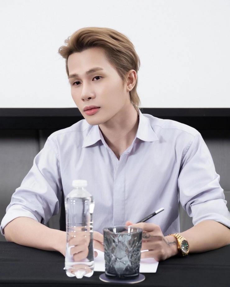 Trên tay, anh đeo chiếc đồng hồ bằng vàng ròng của thương hiệu Rolex, tạo điểm nhấn cho trang phục.