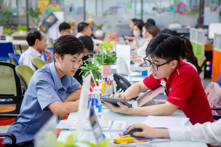 Phụ huynh, thí sinh tìm hiểu thông tin xét tuyển năm 2025 tại Trường ĐH Công nghệ TP.HCM. Ảnh: XD