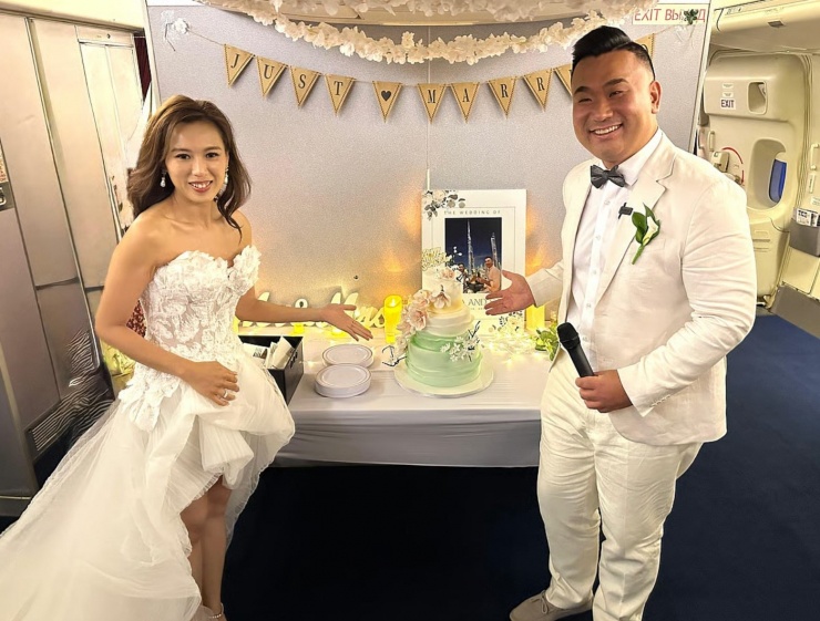 Sam Chui và Fiona Pang bên bàn tiệc cưới. Ảnh: Gulfnews
