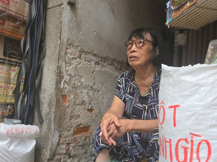Bà Phương (60 tuổi, số 6 ngõ Gạch) đề nghị có chính sách hỗ trợ hợp lý, đồng thời đảm bảo đủ các trạm sạc cho người dân khi chuyển đổi xe máy điện