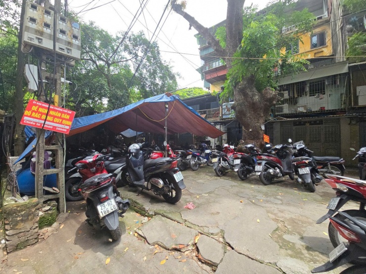 Các đơn nguyên H5, H6 khu tập thể Nguyễn Công Trứ tận dụng sân phía trước làm bãi gửi xe.