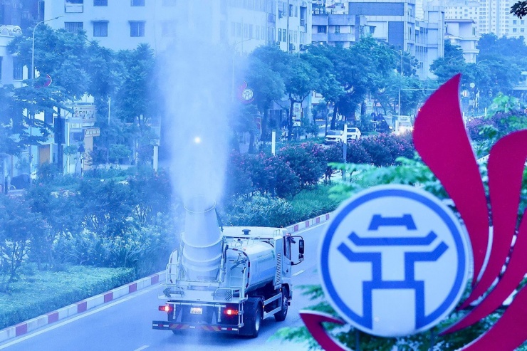 Trước 5/7, "pháo xa sương mù" hoạt động chủ yếu ban đêm sau 23h. Nay xe tiếp tục hoạt động trên các cung đường của 4 quận nội đô vào thời điểm khoảng 6h sáng hàng ngày.