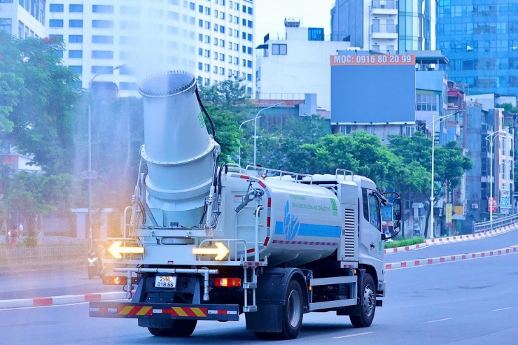Tại buổi họp về vệ sinh môi trường với 126 xã phường mới đây, Chủ tịch UBND TP Hà Nội Trần Sỹ Thanh yêu cầu URENCO phối hợp với Công ty Thiên Ý tăng số lượng xe hiện đại quét hút, phun sương dập bụi. Chủ tịch TP Hà Nội yêu cầu phủ kín xe hiện đại trong Vành đai 1 Thủ đô. "Với việc đấu thầu vệ sinh môi trường, có thể kéo dài ra, điều chỉnh theo năm. Không tổ chức đấu thầu lại để tạo sự ổn định cho các doanh nghiệp môi trường dám đầu tư cầu nghệ", lãnh đạo TP nêu.