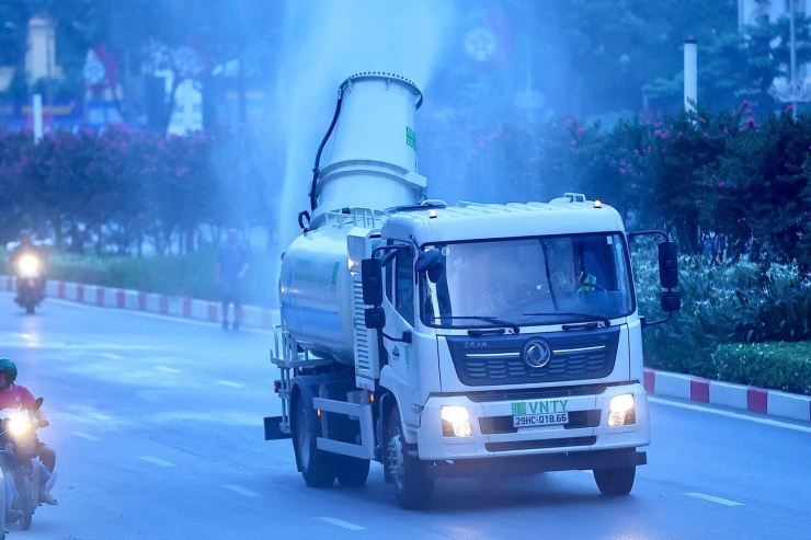 Đại diện Công ty TNHH MTV Môi trường đô thị Hà Nội (URENCO) cho biết, thời gian qua đơn vị đã làm việc với 13 phường nội đô: Ba Đình, Hoàn Kiếm, Cửa Nam... để bàn các phương án cụ thể từ thu gom, xử lý các điểm tập kết rác cho đến phun sương dập bụi.
