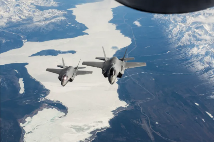 Hai máy bay chiến đấu F-35A Lightning II của Không quân Mỹ bay trên Đường cao tốc Alaska-Canada, tháng 4/2020. Ảnh: Al Jazeera