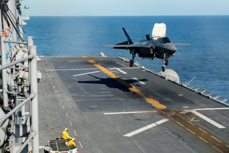 Một máy bay F-35B Lightning II cất cánh từ tàu tấn công đổ bộ. Ảnh: Defense News