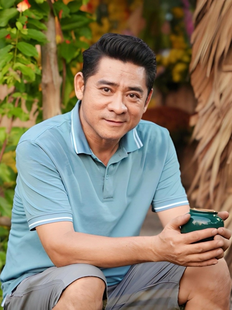 Thông tin tài tử nổi tiếng từ thập niên 1990 Huỳnh Anh Tuấn bị đột quỵ hồi đầu tháng 7, hiện phải tập vật lý trị liệu để phục hồi chức năng cơ thể khiến nhiều người bất ngờ. Bởi trước đó, diễn viên vẫn khỏe mạnh, thường xuyên đăng ảnh, video chia sẻ về cuộc sống đời thường mộc mạc, giản dị tại nhà vườn ở Tây Ninh (Long An cũ).