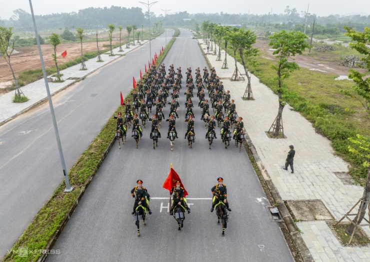 Cảnh sát cơ động kỵ binh tập luyện ở thao trường - 1