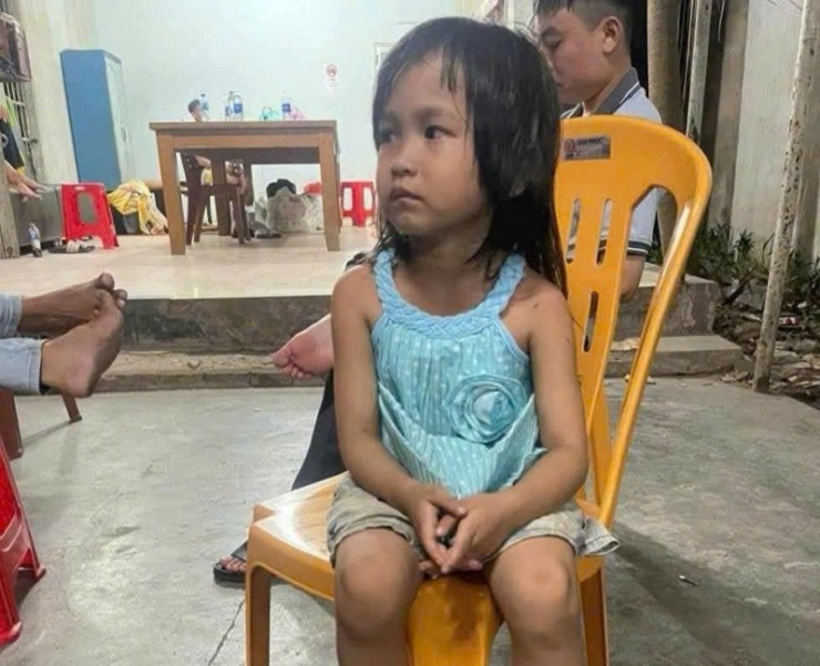 Bé gái sau hơn&nbsp;một tuần vẫn chưa có người thân đến nhận.&nbsp;