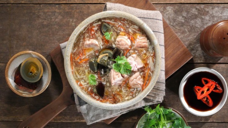 Óc heo thì beo béo, ngon ngọt. Trứng gà và trứng bắc thảo béo ngậy, thơm ngon. Nấm kim châm và các loại rau củ dai giòn. Tất cả cùng nhau tạo nên sự kết hợp hoàn hảo trong phần nước súp gà đậm đà, ngon khó cưỡng.